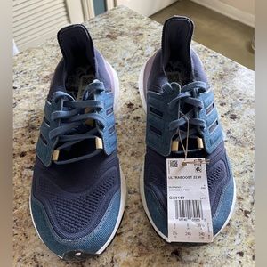 NWT Adidas Ultraboost 22 Women’s 7.5 Sneakers